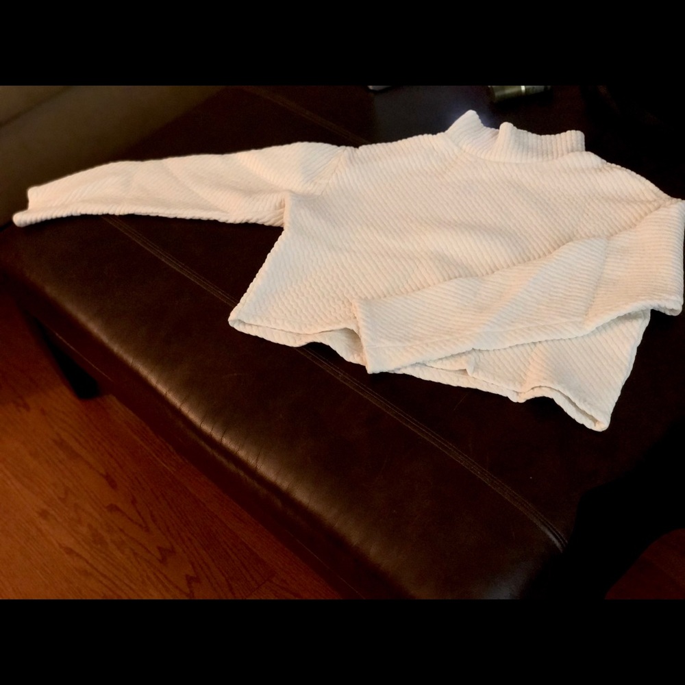 (S) Cropped boxed white textured turtleneck (@H&M)